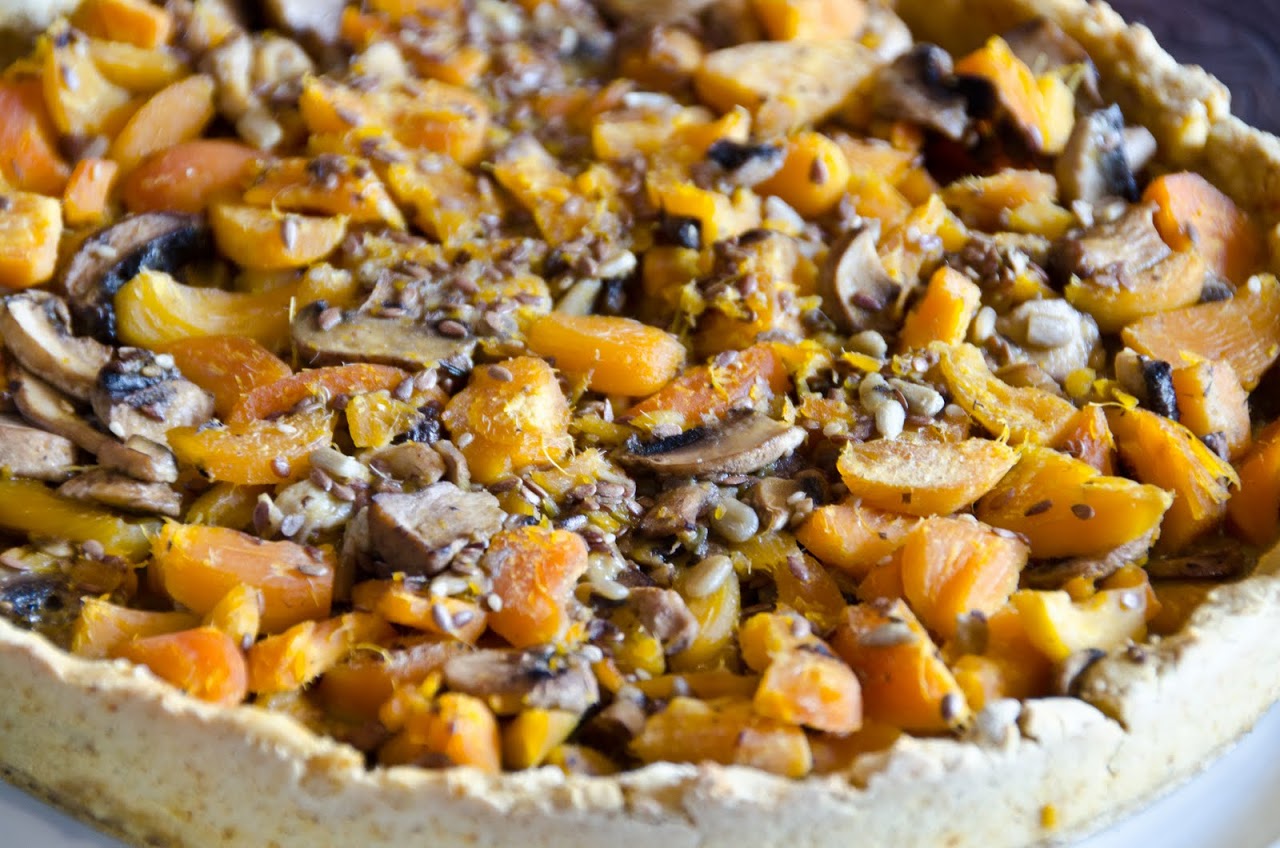 Pejibaye and mushroom tart