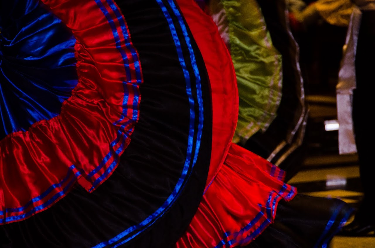 Swirling skirts at El Mirador de Luna